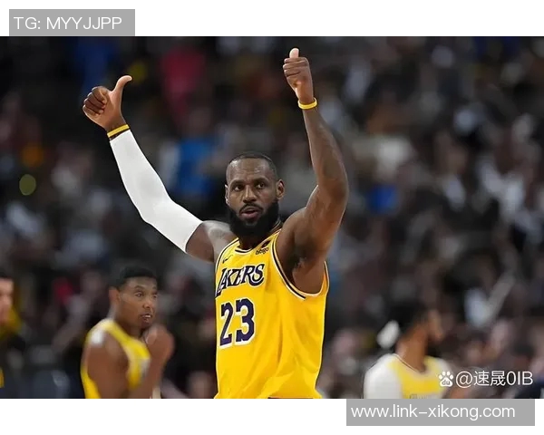 老詹再度引发争议球迷热议其吸引眼球的手段与库里三度胜利的背后原因