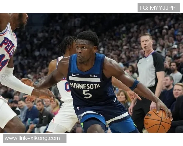 爱德华兹表现出色第三节独揽15分助球队轻松取胜19投9中斩获25分7篮板5助攻