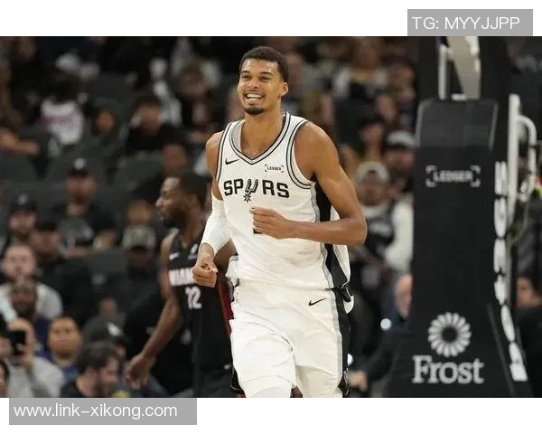 文班亚马半场表现稳健12分2板2助1帽但空位投篮未能把握机会 文班亚马半场表现稳健12分2板2助1帽但空位投篮未能把握机会