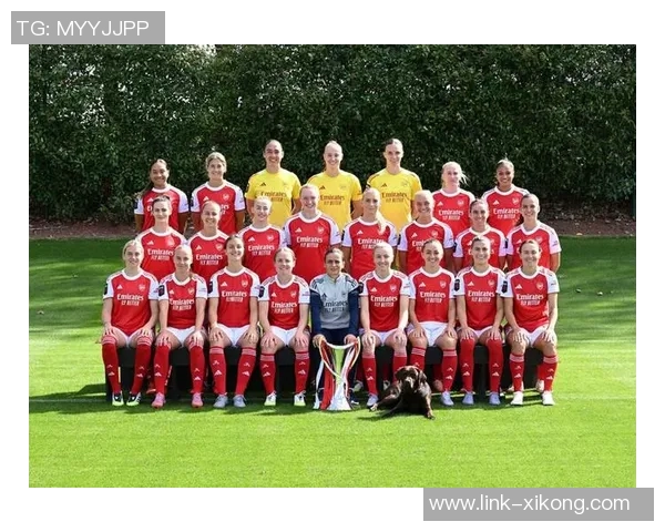 曼联官方社交媒体发布2025-26赛季全家福照男足女足同框合影