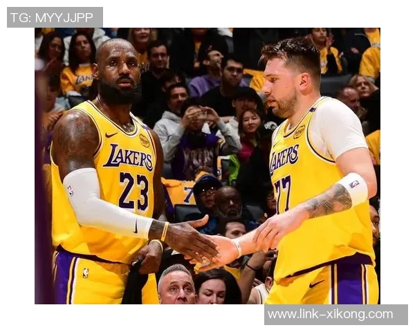 双核联手逆转胜利湖人发布詹姆斯东契奇赢球海报庆祝